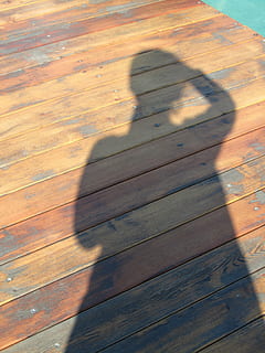 se stesso, tavole, ombra, estate, luce del sole, concentrarsi sull'ombra, legno - materiale, giorno, natura, vista dall'alto, persona irriconoscibile, una persona, persone reali, legna, all'aperto, modello, pavimento in legno, pavimentazione, tavolo, stili di vita, tavola, 4K, CC0, dominio pubblico, privo di copyright