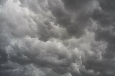 graue Wolken, Luft, Himmel, Wolke, Hintergrund, Wolken, hoch, Es liegt in der Luft, grau, schwarz, Natur, Landschaft, wunderschönen, Sturm, draussen, Weiß, abstrakt, Jahreszeit, Winter, Textur, Herbst, Regen, regnerisch, Hurrikan, dunkel, wolke - himmel, Wolkengebilde, Hintergründe, Sturmwolke, Gewitter, bedeckt, Dramatischer Himmel, Wind, Umgebung, launischer Himmel, nass, Atmosphäre, keine Leute, Kurve, bedrohlich, draußen, Meteorologie, sintflutartiger Regen, Klima, wispy, Schneesturm, 5K, CC0, gemeinfrei, lizenzfrei