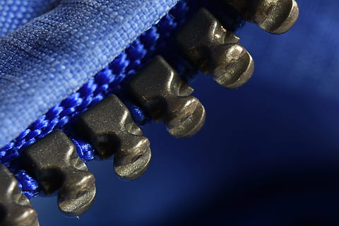 zíper, macro, fecho eclair, perto, fecho, Jaqueta, azul, jaqueta de treinador, fechar-se, ninguém, metal, tiro do estúdio, natureza, dentro de casa, fundo colorido, close-up extremo, o negócio, pequeno, joalheria, construir, ampliação, cultura artística e entretenimento, finança, foco seletivo, máquinas, 4K, CC0, domínio público, royalty free