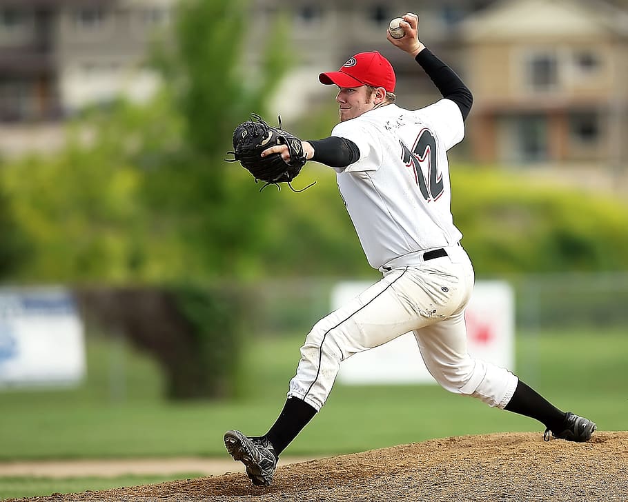 beisbol, llançador, jugador, pilota, esport, atleta, camp, acció, competició, joc, monticle, camp d'influència, a l'aire lliure, uniforme, Brea, llançar, pitching, focus, verd, herba, estiu, masculí, Canadà, canadenc, moviment, jugant, homes, una persona, mascles, colpejar, longitud completa, centrar-se en primer pla, naturalesa, activitat, roba, dia, adult jove, braç humà, uniforme de beisbol, extremitat humana, braços aixecats, 2K