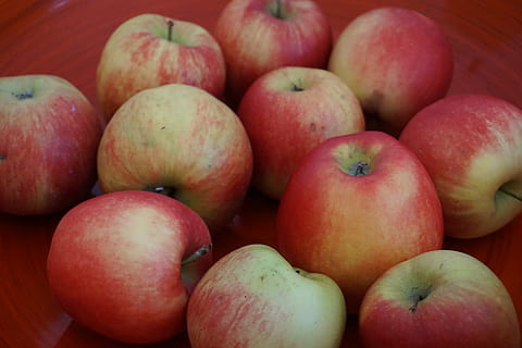 Apfel, Schale, Herbst, gesundes Essen, Essen und Trinken, Lebensmittel, Obst, Frische, Wohlbefinden, rot, Apfel - Frucht, Nahansicht, große gruppe von gegenständen, Gruppe von Objekten, keine Leute, Hintergründe, Stillleben, reif, Gruppe, High Angle View, Verkauf, Vollbild, Fülle, 5K, CC0, gemeinfrei, lizenzfrei