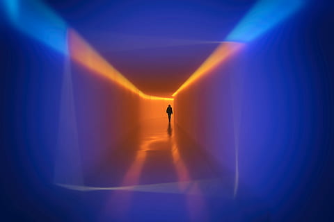person, gå, entre, struktur, lys, arkitektur, farve, farverig, korridor, en person, silhuet, belyst, blå, lys - naturligt fænomen, natur, fuld længde, futuristisk, mysterium, voksen, håb - koncept, indendørs, skygge, sollys, himmel, illusion, stående, 5K, CC0, offentligt domæne, royaltyfrie