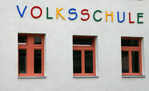 Schule, Fenster, Fassade, Gebäude, lernen, Bildung, kennt, Kinder, Grundschule, Schriftart, Briefe, bunt, gebaute Struktur, Gebäudehülle, die Architektur, Kommunikation, Text, westliche Schrift, keine Leute, mehrfarbig, Zeichen, rot, Tag, Großbuchstabe, Seite an Seite, draußen, Wandbau - Funktion, Glas - Material, Geschäft, Wand, Botschaft, 4K, CC0, gemeinfrei, lizenzfrei