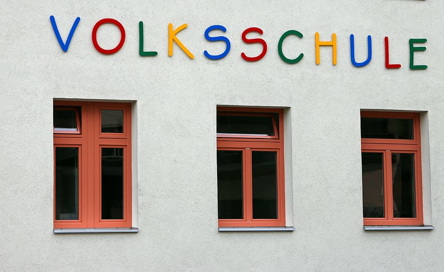 scuola, finestra, facciata, costruzione, imparare, formazione scolastica, conoscere, bambini, scuola elementare, font, lettere, colorato, struttura costruita, esterno dell'edificio, architettura, comunicazione, testo, sceneggiatura occidentale, nessuno, multicolore, cartello, rosso, giorno, lettera maiuscola, fianco a fianco, all'aperto, caratteristica della parete, vetro - materiale, attività commerciale, parete, Messaggio, 4K