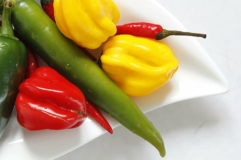 feferón, pepř, kuchyně, jídlo a pití, zeleniny, jídlo, paprika, koření, svěžest, žlutá, Červené, chilli papričky, detail, nikdo, blahobyt, Zdravé stravování, uvnitř, červená paprika, vysoký úhel pohledu, stálý život, žlutá paprika, zelená barva, červené chilli papričky, 1080P, CC0, veřejná doména, bez autorských práv