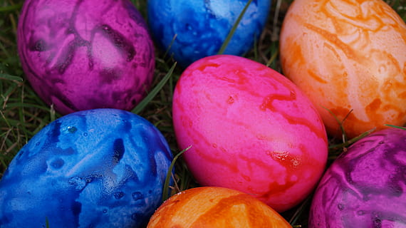 uovo, colorato, colore, uova di Pasqua, Pasqua, uova colorate, uova sode, decorazioni pasquali, uova di gallina, nido di Pasqua, cibo, cibo e bevande, mangiare sano, freschezza, avvicinamento, fotogramma intero, benessere, nessuno, natura morta, sfondi, multicolore, scelta, grande gruppo di oggetti, variazione, mercato, celebrazione, abbondanza, Al dettaglio, verdura, viola, 5K, CC0, dominio pubblico, privo di copyright