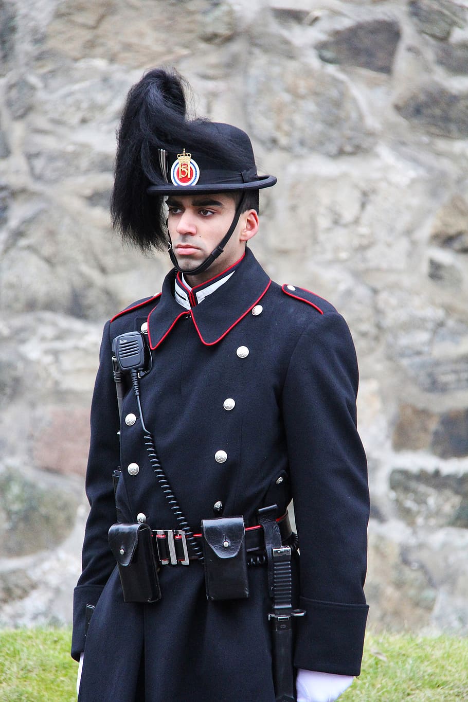 guàrdia, castell, vell, bonic, hivern, fred, viatjar, fortalesa d'Akershus, fortalesa, oslo, noruega, europa, escandinavia, turisme, noruec, nord, una persona, roba, persones reals, retrat, de peu, mirant la càmera, tres quarts de longitud, disfressa, activitat d'oci, vista frontal, dia, centrar-se en primer pla, estils de vida, a l'aire lliure, adult jove, uniforme, cintura cap amunt, camp, color negre, govern, 2K