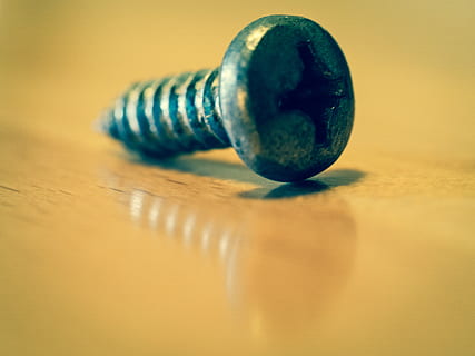 Schraube, Spiegeln, Verbindung, Makro, Stillleben, Reflexion, Reflexionen, Objekt, isoliert, Oberfläche, datailaufnahme, Baumarkt, Nahansicht, Tabelle, selektiver Fokus, drinnen, Holz - Material, keine Leute, Metall, einzelnes Objekt, Schatten, glänzend, Finanzen, Studioaufnahme, zwei Objekte, farbiger Hintergrund, Einfachheit, Kugel, gestalten, Arbeitsgerät, 4K, CC0, gemeinfrei, lizenzfrei