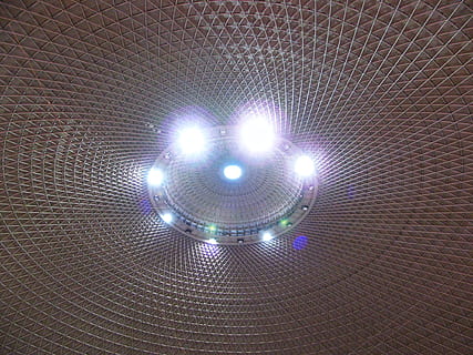 hol, interior, lumini, arhitectură, tavan, clădire, metal, oţel, constructie, constructia unei cladiri, structura, iluminat, în interior, model, echipamente de iluminat, tehnologie, nici o persoana, a închide, luminos, fundaluri, minge de discotecă, viata de noapte, noapte, sferă, lumină - fenomen natural, lucios, cadru complet, vedere unghiulară joasă, formă, electricitate, ușoară, argintiu colorat, Violet, 1080P, CC0, domeniu public, fără drepturi de autor