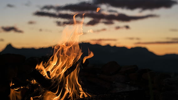 vreugdevuur, uitzicht, silhouet, berg-, gouden, uur fotografie, dichtbij, schot, brand, vlam, donker, hemel, zonsondergang, camping, Montana, grote lucht, natuur, brandend, warmte - temperatuur, wolk - lucht, vuur - natuurverschijnsel, Oranje kleur, buitenshuis, een persoon, beweging, schemer, nacht, architectuur, milieu, solide, geschiedenis, 4K, CC0, publiek domein, royaltyvrij
