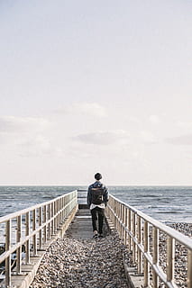 homem, Preto, Jaqueta, caminhando, cinzento, concreto, doca, mochila, Bolsa, de praia, cascalho, horizonte, panorama, lazer, oceano, ao ar livre, pessoa, corrimões, rochas, areia, mar, vista do mar, Beira Mar, costa, solidão, verão, Dom, viagem, período de férias, agua, ondas, vestem, céu, pessoas reais, estilos de vida, beleza na natureza, comprimento total, atividade de lazer, uma pessoa, de pé, horizonte sobre a água, scenics - natureza, corrimão, natureza, dia, homens, visão traseira, olhando a vista, 4K, CC0, domínio público, royalty free