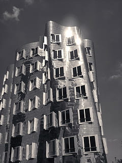 architettura, moderno, grattacielo, costruzione, facciata, bicchiere, mirroring, gehry, Düsseldorf, struttura costruita, esterno dell'edificio, finestra, Inquadratura dal basso, cielo, nessuno, natura, all'aperto, città, alto - alto, nuvola - cielo, notte, Torre, abbandonato, vecchio, illuminato, quartiere residenziale, appartamento, 2K, CC0, dominio pubblico, privo di copyright