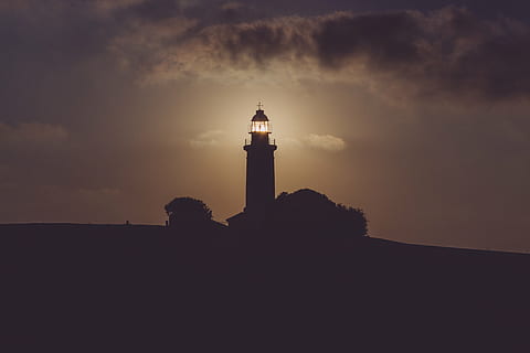 silueta, far, daurat, hores, torre, estructura, infraestructura, núvols, cel, ombra, posta de sol, exterior de l'edifici, a l'aire lliure, arquitectura, núvol - cel, nit, orientació, edifici, estructura construïda, protecció, direcció, naturalesa, seguretat, mar, il·luminat, terra, destinacions de viatge, cap gent, 5K, CC0, domini públic, lliure de regalies