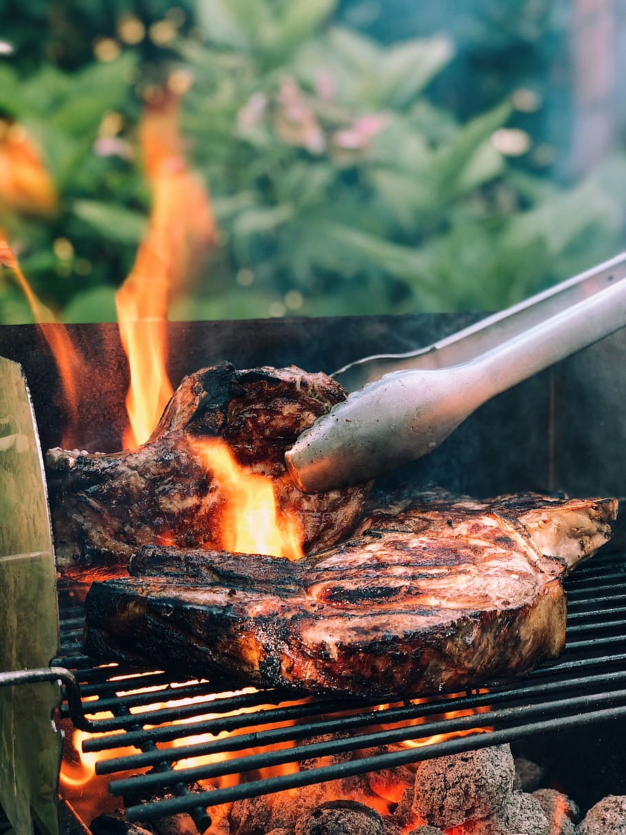 grigio, pinza metallica, grigliato, carne, fuoco, tong, troncato, foto di bistecca, cibo, griglia, barbecue, calore - temperatura, ardente, cibo e bevande, preparazione, fiamma, fuoco - fenomeno naturale, nessuno, fumo - struttura fisica, griglia per barbecue, avvicinamento, utensile da cucina, natura, freschezza, preparando il cibo, movimento, all'aperto, Manzo, 4K