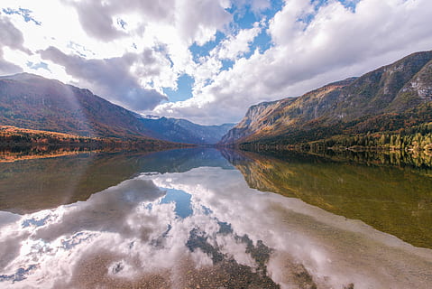 nuvole, rispecchiato, lago di montagna, panoramico, foto, lago, Due, montagne, di spessore, bianca, riflessione, montagna, nube, acqua, paesaggio, collina, scenario, natura selvaggia, valle, bohinj, prospettiva, sbalorditivo, foresta, scenics - natura, nuvola - cielo, bellezza nella natura, ambiente, cielo, catena montuosa, natura, la tranquillità, nessuno, scena tranquilla, autunno, giorno, all'aperto, purezza, 5K, CC0, dominio pubblico, privo di copyright
