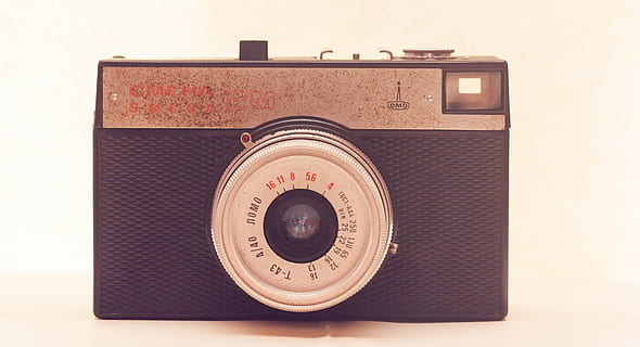 kamera, valokuvaus, vuosikerta, analoginen kamera, nostalginen, vanha, tuote, retro-tyylinen, tekniikka, radio, antiikki-, historia, menneisyys, ei ihmisiä, yksi kohde, nostalgia, analoginen, studio ammuttu, sisällä, viestintä, taiteen kulttuuri ja viihde, musiikki, lähikuva, valkoinen tausta, ihmisen esine, sähkölaitteet, 2K, CC0, public domain, rojaltivapaa
