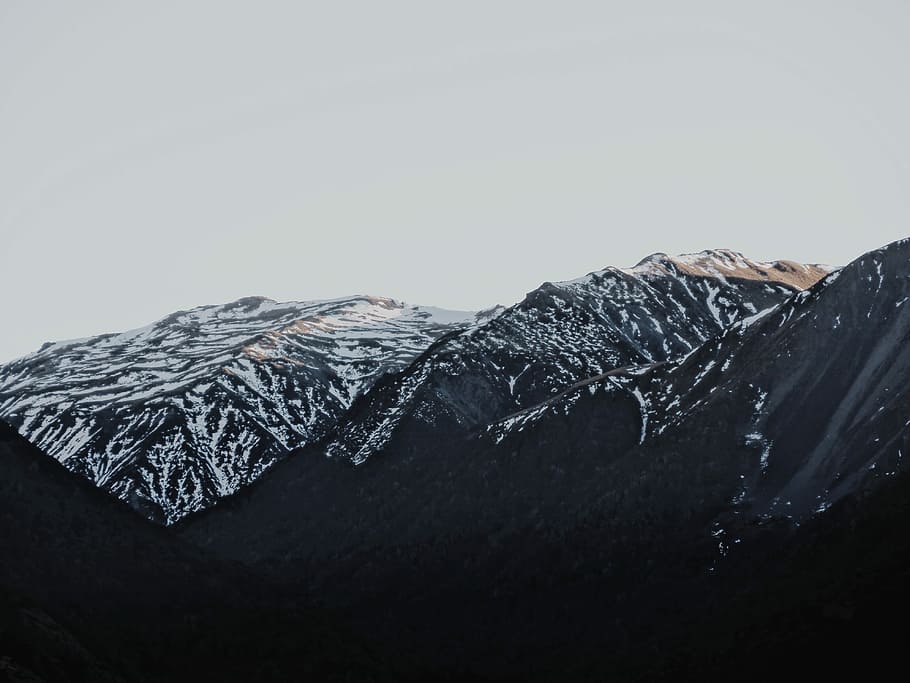 montagna, coperto, la neve, foto, grigio, collina, luce, natura, paesaggio, cresta, minimo, vertice, gamma, cielo, silhouette, umore, paesaggio minimalista, di base, fotografia, copia spazio, cielo sereno, nessuno, temperatura fredda, giorno, inverno, la tranquillità, ghiaccio, congelato, all'aperto, bellezza nella natura, roccia, Inquadratura dal basso, ambiente, scenics - natura, ghiacciolo, montagna innevata, fusione, 4K