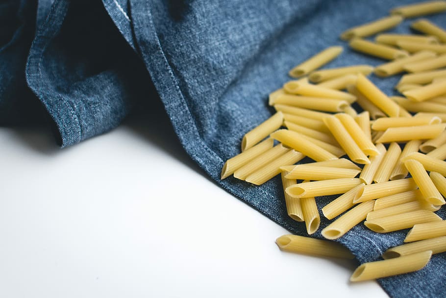 Blau, Leinen-, Penne, weißer Hintergrund, Jeans, Textil-, Denim, Nahansicht, Hose, Pasta, drinnen, keine Leute, Tag, Frische, Essen und Trinken, Lebensmittel, italienisches Essen, Stillleben, Gelb, große gruppe von gegenständen, Wohlbefinden, High Angle View, gesundes Essen, Studioaufnahme, Rohkost, Tabelle, mehrfarbig, 4K