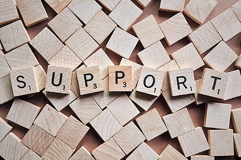 Brun, sort, støtte scrabble fliser, support, scrabble, fliser, breve, Hjælp, service, kunde, stor gruppe af objekter, overflod, studio skud, træ - materiale, variation, ingen mennesker, legetøj blok, stilleben, indendørs, tekst, blok, fuld ramme, mønster, brev, meddelelse, form, papir, design, arrangement, baggrunde, alfabet, 2K, CC0, offentligt domæne, royaltyfrie