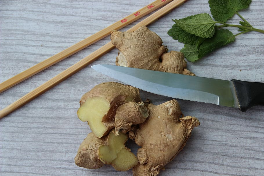 ingefær, Ingefær rod, krydderi, skarp, asiatisk køkken, naturlige retsmidler, Imber, ernæring, mad, tee, stilleben, mad og drikke, bord, indendørs, ingen mennesker, blad, friskhed, tæt på, plante del, høj vinkel visning, træ - materiale, spisepinde, direkte over, velvære, klar til at spise, plante, sund kost, asiatisk mad, blade, japansk mad, 5K