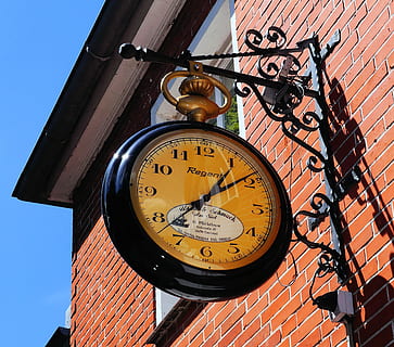 orologio, orologio da parete, quadrante, cifre, tradizione, meccanica, tempo di, nostalgia, decorazione, tempo, Inquadratura dal basso, nessuno, architettura, struttura costruita, caratteristica della parete, mano minuta, esterno dell'edificio, giorno, numero romano, cielo, numero, strumento del tempo, romano, luce del sole, metallo, natura, 2K, CC0, dominio pubblico, privo di copyright