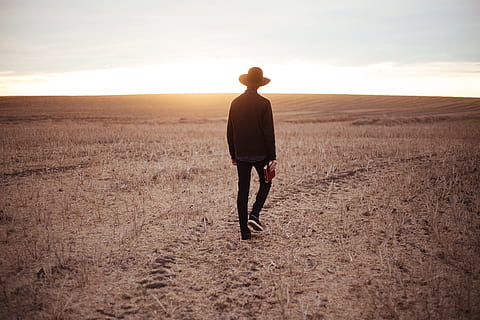 Person, Gehen, braun, öffnen, Feld, tagsüber, Mann, Kerl, Hut, Gras, getrocknet, Himmel, Wolken, Sonnenlicht, Wüste, Abenteuer, Reise, eine Person, Land, Sonnenuntergang, Rückansicht, Landschaft, in voller Länge, Natur, Horizont, Horizont über Land, Schönheit in der Natur, Umgebung, Ruhe, wolke - himmel, Szenen - Natur, ruhige Szene, Stehen, draußen, 5K, CC0, gemeinfrei, lizenzfrei