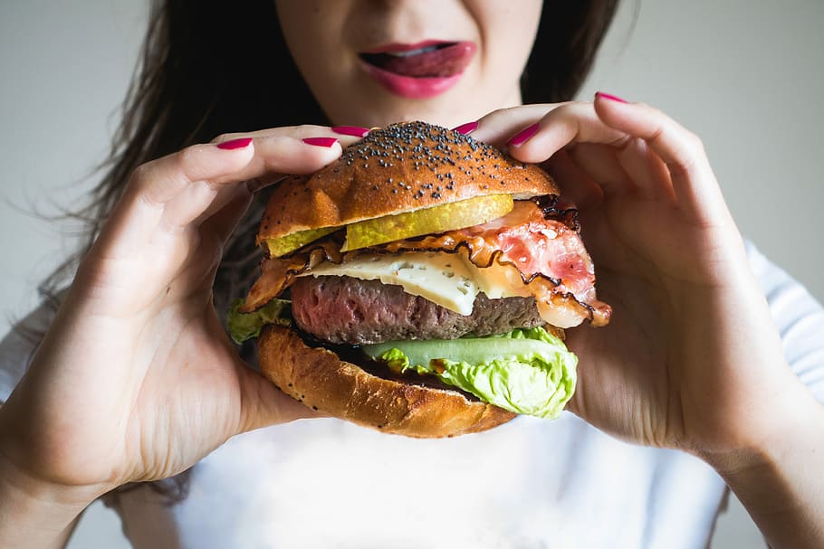 Jeune, Dame, en portant, énorme, Burger, jeune femme, du boeuf, mains, moi à, fond blanc, Hamburger, aliments, femmes, personnes, cheeseburger, mauvaise alimentation, en mangeant, sandwich, faim, les femelles, une personne, le déjeuner, Fast food, chignon, ethnie caucasienne, repas, Nourriture et boisson, collation, pain, main humaine, sortir de la nourriture, jeune adulte, salade, main, partie du corps humain, prêt à manger, fermer, à l'intérieur, section médiane, tentation, bouche ouverte, 4K