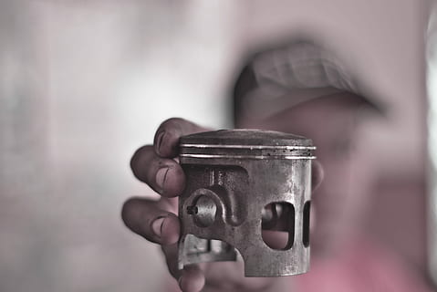 persona, detenzione, pistone moto, pistone, mano, motore, tecnologia, meccanico, laboratorio, servizio, macchina, lavoratore, settore automobilistico, anelli, mano umana, parte del corpo umano, una persona, concentrarsi sulle conoscenze acquisite, avvicinamento, parte del corpo, in casa, messa a fuoco selettiva, adulto, persone reali, uomini, dito, mostrando, dito umano, giorno, singolo oggetto, Sezione centrale, arto umano, 5K, CC0, dominio pubblico, privo di copyright
