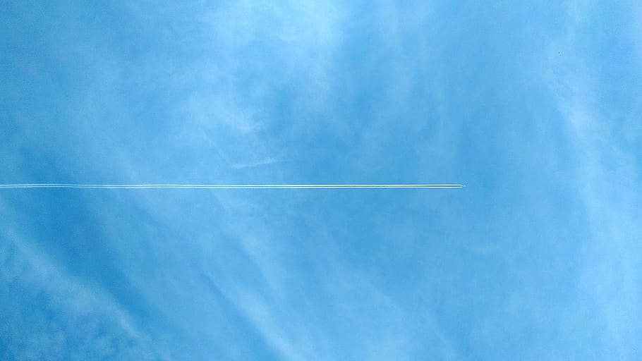 blå himmel fotografering, overskyet himmel, blå, himmel, flyspor, skyer, sky - himmel, dampspor, luftfartøj, transportmidler, ingen mennesker, fly, flyvende, natur, dag, transportform, lav vinkel visning, Midt i luften, luft show, udendørs, på farten, røg - fysisk struktur, enkelt objekt, direkte under, forlader, 2K