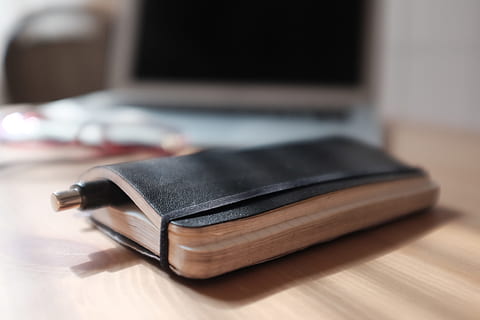 moleskine chiuso, chiuso, Moleskine, oggetti, libro, attività commerciale, il computer portatile, nessuno, tavolo, computer, scrivania, in casa, avvicinamento, giorno, pubblicazione, natura morta, tecnologia, Aperto, tecnologia wireless, colore nero, messa a fuoco selettiva, concentrarsi sulle conoscenze acquisite, connessione, diario, assenza, comunicazione, portafoglio, pelle, accessorio personale, 4K, CC0, dominio pubblico, privo di copyright
