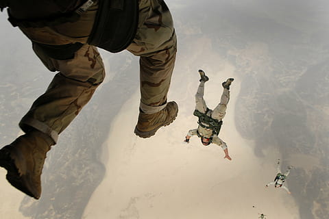 videogioco di battlegrounds, paracadutismo, saltare, caduta, militare, formazione, alto, persone, paracadute, volo, cielo, nuvole, aereo, all'aperto, soldato dell'esercito, mezz'aria, solo adulti, sport estremi, attività, giorno, adulto, natura, uomini, rischio, forze armate, salto, sport, due persone, movimento, esercito, persone reali, segnale di pericolo, acrobazia, governo, 2K, CC0, dominio pubblico, privo di copyright