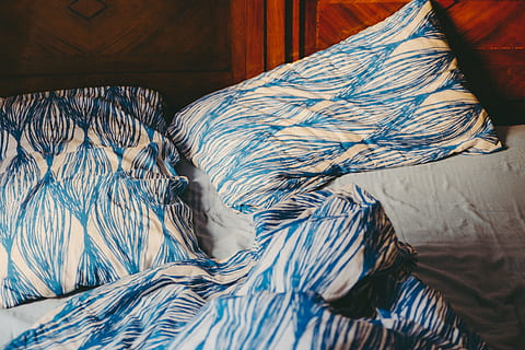 cama vazia desfeita, esvaziar, cama, de outros, quarto, cobertor, travesseiro, ninguém, confortável, roupa de cama, interior de casa, dentro de casa, têxtil, dia, fechar-se, ainda vida, padronizar, visão de alto ângulo, fio, mobília, material, arte e Artesanato, azul, roupas, lã, industria têxtil, cor branca, suavidade, 4K, CC0, domínio público, royalty free