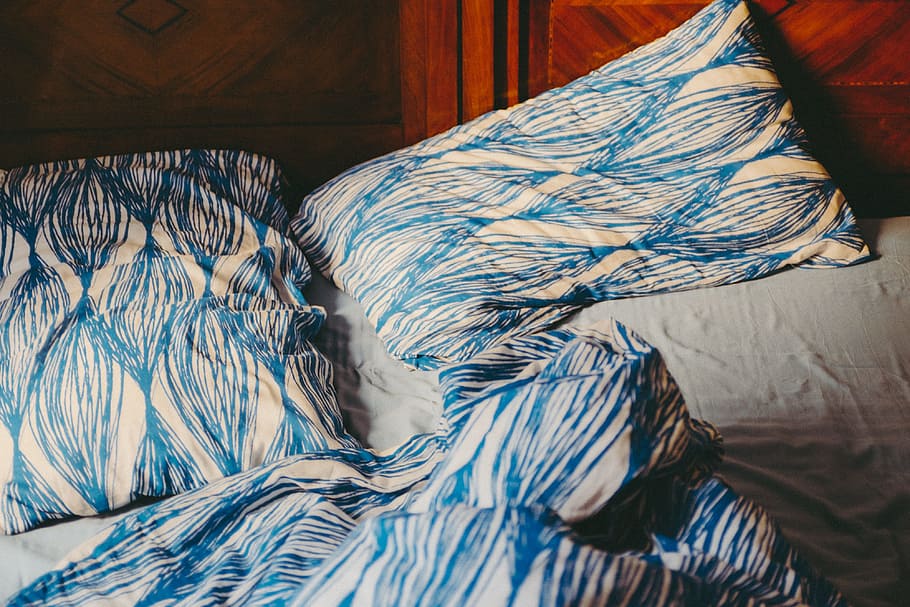 letto vuoto disfatto, vuoto, letto, altro, Camera da letto, coperta, cuscino, nessuno, confortevole, biancheria da letto, interno di casa, in casa, tessile, giorno, avvicinamento, natura morta, modello, vista dall'alto, filo, mobilia, Materiale, arte e artigianato, blu, capi di abbigliamento, lana, industria tessile, Colore bianco, morbidezza, 4K