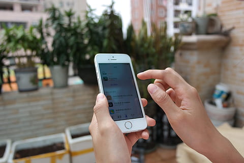persona, utilizando, iphone 5 de plata, 5s, móvil, iphone, manzana, niña, mano, ios, panal, datos, mano humana, una persona, teléfono inteligente, tecnología inalámbrica, comunicación, dispositivo de información portátil, participación, tecnología, parte del cuerpo humano, conexión, teléfono móvil, adulto, día, pantalla, de cerca, centrarse en primer plano, estilos de vida, pantalla táctil, al aire libre, 4K, CC0, dominio público, libre de derechos