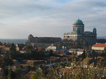 bazilika, mraky, esztergom, mrak, exteriér budovy, stavba, architektura, budova, kupole, město, nebe, mrak - nebe, Příroda, náboženství, místo uctívání, víra, destinace, duchovno, rezidenční čtvrti, nikdo, voda, den, cestovat, panoráma města, venku, města, 4K, CC0, veřejná doména, bez autorských práv