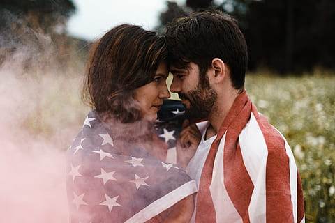 home, de peu, frontal, dona, cobert, u.s.a., bandera, selectiu, fotografia, cara de dona, home i dona, cara a cara, u.s.a. bandera, homes, a l'aire lliure, adult, dones, parella heterosexual, només adults, dues persones, ètnia caucàsica, tècnica de la imatge, somrient, tipus d’imatge, hora del dia, dia, home jove, ètnia, amor, activitat en moviment, edat humana, dones joves, gent, imatge en color, celebració, parella - relació, relació humana, naturalesa, mascles, forma de comunicació, punt de vista, estils de vida, unió, cabell castany, emoció positiva, emoció, adult jove, romanç, connexió, petons, parella jove, 5K, CC0, domini públic, lliure de regalies