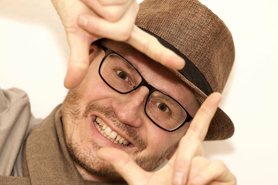somrient, home, presa, selfie, barret, marc de dits, joia, masculí, retrat, homes, gent, ètnia caucàsica, una persona, ulleres, rostre humà, mascles, adult gran, adult, tirada al cap, gots, part del cos humà, pèl facial, part del cos, a l'interior, primer pla, barba, mirant, adult jove, tir de l'estudi, mà, bigoti, pentinat, 5K