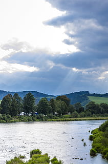 fiume, montagne, i raggi, nuvole, fiume di montagna, fiume Dunajec, paesaggio, acqua, nuvoloso, natura, nuvola - cielo, cielo, pianta, albero, bellezza nella natura, scenics - natura, scena tranquilla, la tranquillità, lago, nessuno, giorno, scena non urbana, colore verde, lungomare, crescita, all'aperto, 4K, CC0, dominio pubblico, privo di copyright