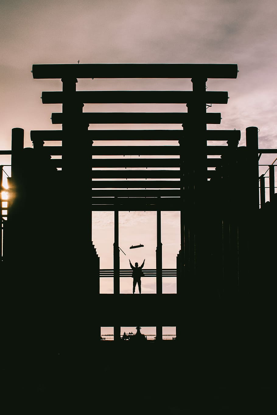 altid, god fornøjelse, liv, silhuetfotografi, person, bygning, hegn, struktur, skateboard, parkere, solnedgang, solopgang, afspejling, træ-, bjælke, arkitektur, silhuet, himmel, bygget struktur, natur, livsstil, sky - himmel, rigtige mennesker, udendørs, herrer, stående, bygning udvendig, fritidsaktivitet, dag, uigenkendelig person, 5K