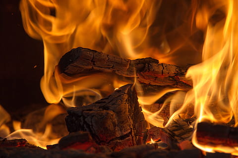 brennendes Brennholz, Feuer, Flamme, Holz, Kamin, brennen, Verbrennung, heiß, Hitze, lodern, lodernd, Feuer - natürliches Phänomen, Hitze - Temperatur, Log, Holz - Material, Brennholz, Natur, Zeichen, orange Farbe, keine Leute, Nahansicht, Warnschild, Bauholz, Camping, Asche, Lagerfeuer, Inferno, 5K, CC0, gemeinfrei, lizenzfrei