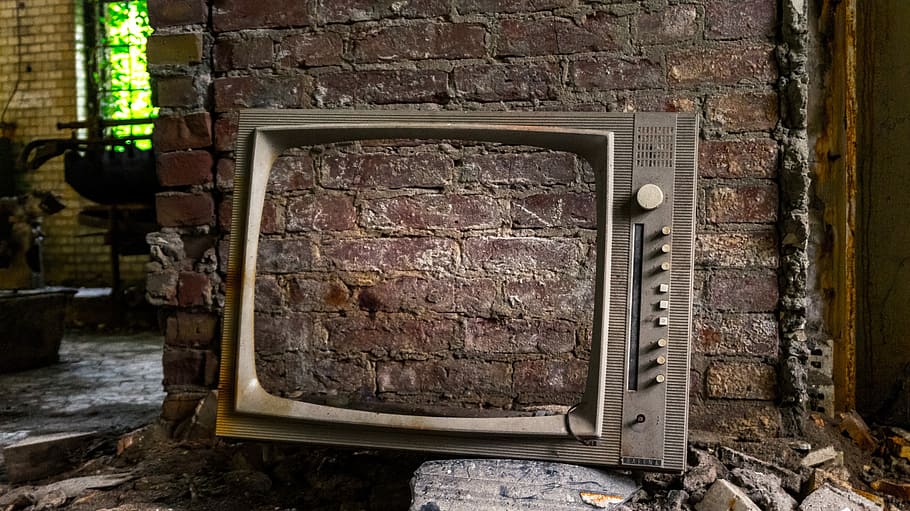 grigio, cornice tv, pendente, parete, vecchio, mattone, sporco, casa, pietra, vuoto, partire, retrò, caratteristica della parete, nessuno, metallo, architettura, legno - materiale, struttura costruita, giorno, in casa, avvicinamento, tecnologia, storia, abbandonato, il passato, muro di mattoni, arrugginito, intemperie, premi il bottone, 5K