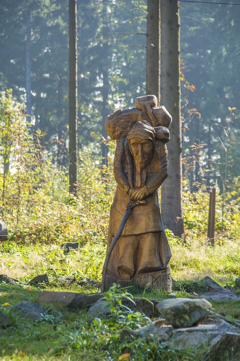 figura, muntanyes de minerals, scheibenberg, folk, fusta, bosc, homenet, vell, recol·lectors de fusta, llum, caminar, humor, camí forestal, atmosfera, color de la tardor, ombra, arbre, planta, terra, naturalesa, dia, cap gent, creixement, escultura, art i artesania, creativitat, estàtua, representació, representació humana, a l'aire lliure, bellesa a la natura, llum solar, camp, sòlid, 5K