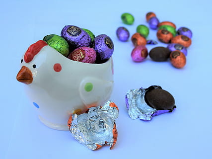 bombons, la gallina, ous, Pasqua, color, degustació, deliciós, caramels, aïllat, primer pla, postres, aliments de sucre, dolç, saborós, ornaments, símbol, decoracions de Nadal, bones vacances, decoració, plata, sreberka, porcellana, pintat, multicolor, blau, la perspectiva de, brillar, odpakowane, xocolata negra, gourmet, gust, dolços, a la tarda, en calories, apetitós, menjar, tir de l'estudi, menjar i beguda, nabiu, a l'interior, fruites de baies, cap gent, fruita, frescor, elecció, natura morta, fons de colors, variació, alimentació saludable, gran grup d'objectes, fons blau, temptació, 2K, CC0, domini públic, lliure de regalies