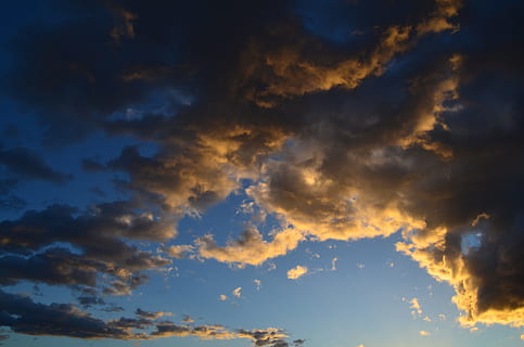 naturalesa, núvols, cel, alba, núvol - cel, bellesa a la natura, escenics - natura, cel dramàtic, cloudscape, medi ambient, cap gent, tranquil·litat, escena tranquil·la, posta de sol, blau, vista d’angle baix, fons, a l'aire lliure, por, llum solar, groc, vent, fosc, meteorologia, brillant, lluminositat, 4K, CC0, domini públic, lliure de regalies