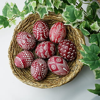 rot und weiß, gemalt, Eier, Korb, sorbische Ostereier, Ostereier, Osterei, Osterdekoration, Wachstechnik, Frohe Ostern, Frühling, bemalte Eier, Zoll, bunt, sorbisches Osterei, Osterdekorationen, Osterdeko, Hühnereier, rote Eier, Container, Pflanzenteil, Blatt, Essen und Trinken, Lebensmittel, rot, Stillleben, Frische, keine Leute, drinnen, Muster, Wohlbefinden, High Angle View, Korbweide, gesundes Essen, Nahansicht, Obst, Natur, grüne Farbe, Versuchung, 2K, CC0, gemeinfrei, lizenzfrei