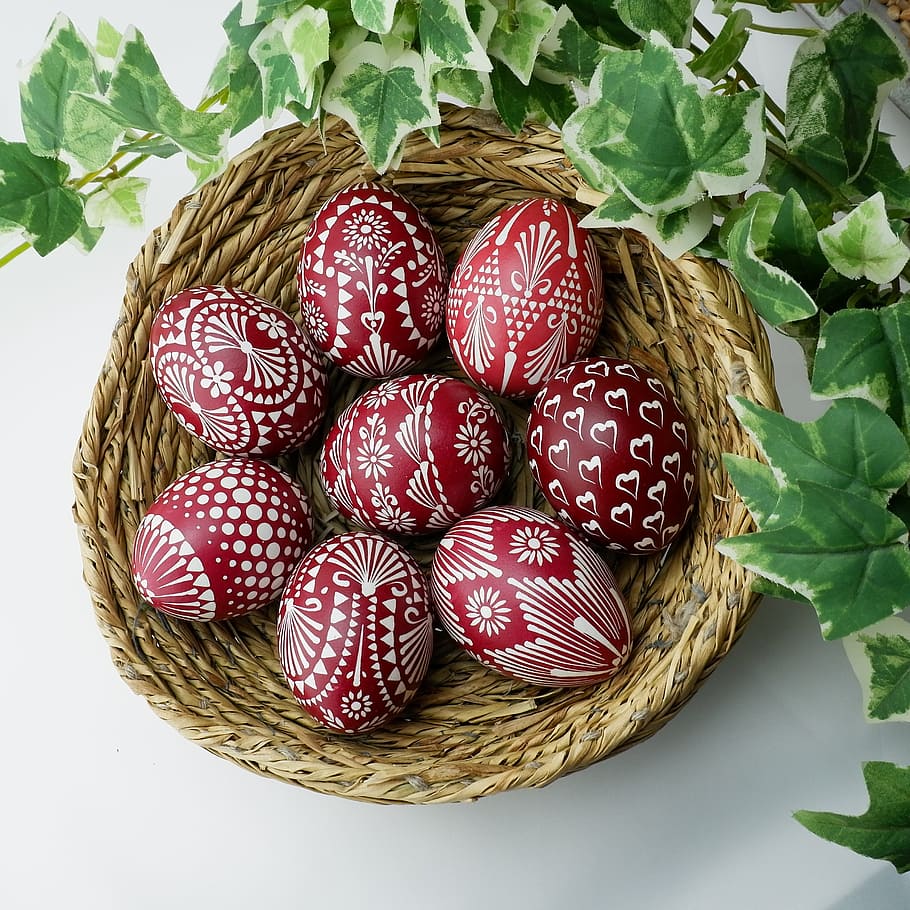 vermell i blanc, pintat, ous, cistella, ous de Pasqua sorbics, ous de Pasqua, ou de Pasqua, decoració de pasqua, tècnica de cera, Feliç Pasqua, primavera, ous pintats, costums, colorit, ou de sorra de Pasqua, decoracions de pasqua, ous de pollastre, ous vermells, contenidor, part de la planta, full, menjar i beguda, menjar, vermell, natura morta, frescor, cap gent, a l'interior, patró, benestar, vista d’angle alt, vímet, alimentació saludable, primer pla, fruita, naturalesa, color verd, temptació, 2K