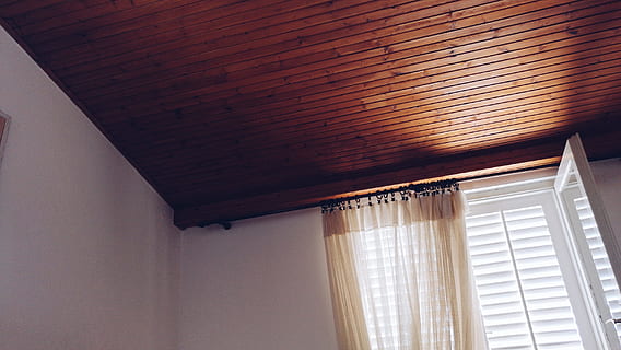 bege, cortina de janela, branco, painel da janela, Castanho, teto, cortina, esvaziar, casa, dentro de casa, dentro, design de interiores, sala, Dom, brilho do sol, parede, janela, madeira, de madeira, visão de baixo ângulo, madeira - material, ninguém, arquitetura, dia, interior de casa, luz solar, persianas, estrutura construída, construção, recurso de construção de parede, simplicidade, padronizar, 2K, CC0, domínio público, royalty free