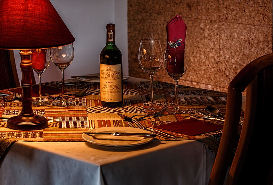 ampolla de vi, copes de vi, llum de taula, taula quadrada, taula de sopar, restaurant, menjar, configuració de lloc, menjar fora, romàntic, il·luminació, vi, celebració, elegant, vidre, taula, menjar i beguda, copa, beure, equipament per a la llar, Copa de vi, refresc, alcohol, a l'interior, equips d’il·luminació, ampolla, configuració, mobles, cap gent, negocis, absència, llum elèctrica, luxe, vi negre, vaixella, 5K
