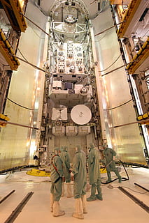 usilovat, raketoplán, technologie, prostor, vesmír, Všechno, noční obloha, nebe, astronautika, nasa, vesmírné cestování, letectví, astronomie, Věda, výzkum, kosmonaut, plovák, astronaut, lidé, uvnitř, stavba, architektura, plná délka, muži, stojící, obsazení, dospělý, skupina lidí, skutečných lidí, ženy, svítí, osvětlovací zařízení, pracovní, oblečení, zpětný pohled, průmysl, jednotnost, strop, 2K