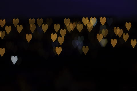 cor, llum, efecte bokeh, nit, il·luminat, gran grup d'objectes, cap gent, fosc, forma, cultura i entreteniment artístic, celebració, esdeveniment, forma d'estrella, silueta, panoràmica, emoció positiva, a l'aire lliure, decoració, cel, forma del cor, primer pla, fons negre, vida nocturna, dia de Sant Valentí: vacances, 4K, CC0, domini públic, lliure de regalies